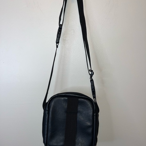 CASE LOGIC Portable CD Carrying Travel Bag Case Black Faux Leather Carry Strap - Picture 5 of 9